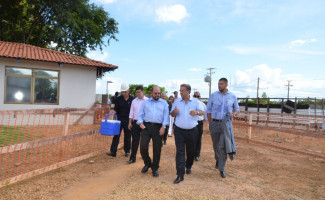 Governo retoma obras do Hospital Geral e entrega veículos para a saúde