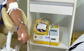 Com estoques baixos, Hemocentro convida voluntários a doarem 