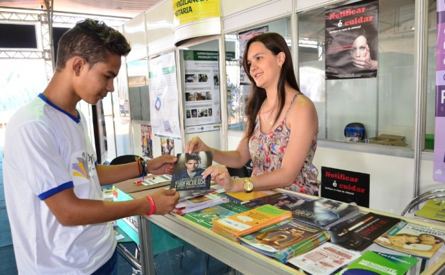 Estudantes visitam estande da Saúde e recebem material educativo com orientações de prevenção de doenças e agravos
