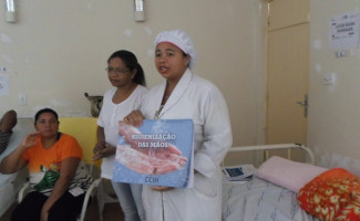 Ação desperta pacientes e acompanhantes para a importância de higienizar as mãos