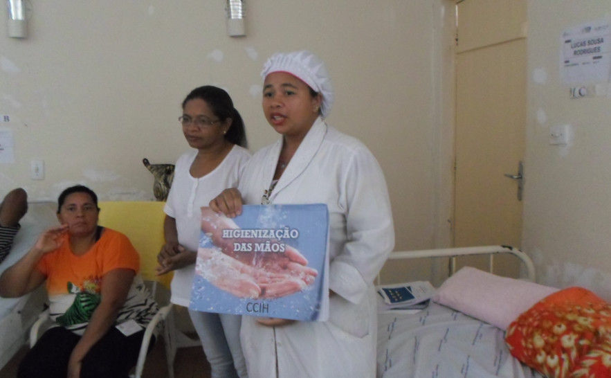 Pacientes e acompanhantes recebem orientações de como higienizar as mãos