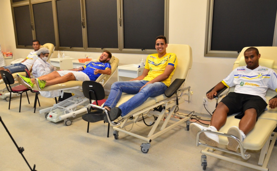 Jogadores do Palmas doam sangue na unidade de coleta do Hemocentro no HGP