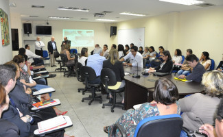 Escritor de livro sobre gestão de custos hospitalares ministra palestra para gestores da Saúde