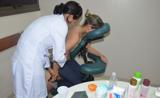 Voluntários realizam massagens relaxantes nos profissionais do HGP