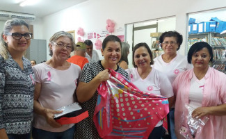 Pacientes do Serviço de Oncologia do HGP recebem lenços