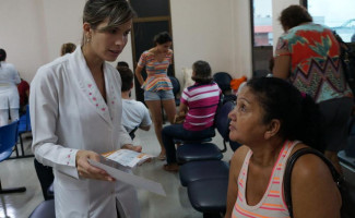 Acompanhantes e pacientes do HGP são orientados sobre riscos do AVC