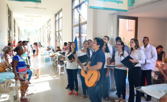 Em clima de Natal, coral encanta pacientes e servidores do HGP 