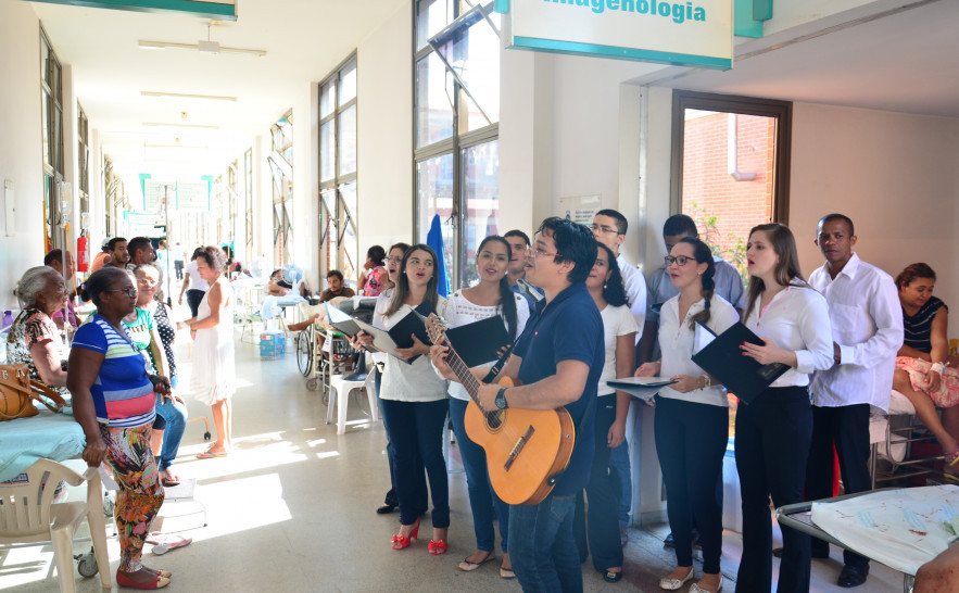 Com músicas populares e natalinas, o coral proporcionou momento de integração e bem-estar aos presentes, além de deixar uma mensagem de conforto