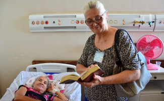Voluntários levam carinho e atenção a pacientes internados em hospitais