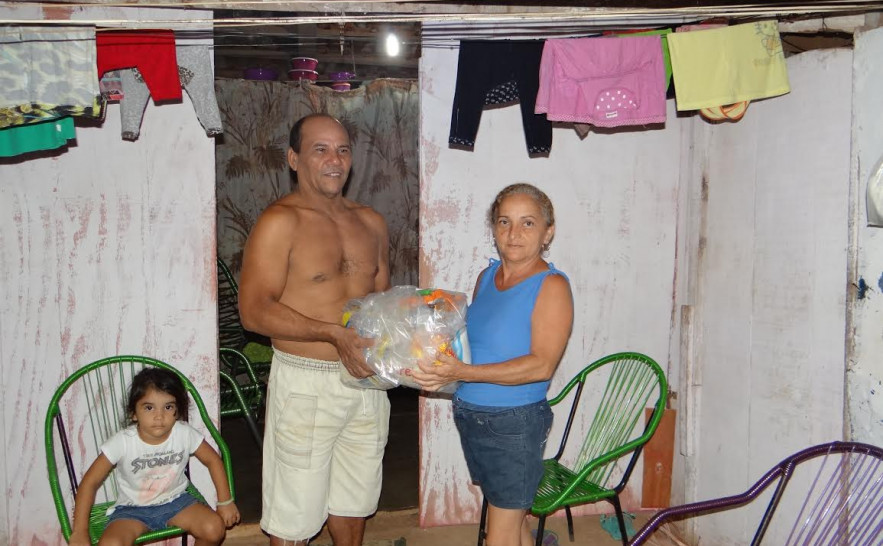 Famílias receberam alimentos para passar o Natal feliz