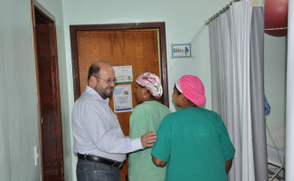 Secretário visita hospitais para ouvir pacientes, servidores e desejar feliz 2017