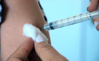 Meninos de 12 a 13 anos devem procurar postos e se vacinar contra HPV