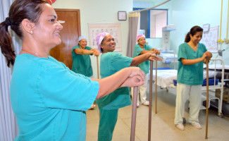 Ginástica laboral faz parte da rotina de servidores da Maternidade Dona Regina