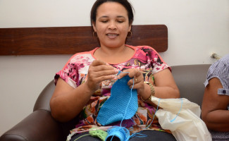 Pacientes e acompanhantes descobrem talento em curso de artesanato do HGP