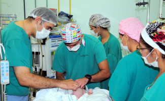 Saúde avança: Hospital e Maternidade Dona Regina realiza primeiro implante de marcapasso em bebê