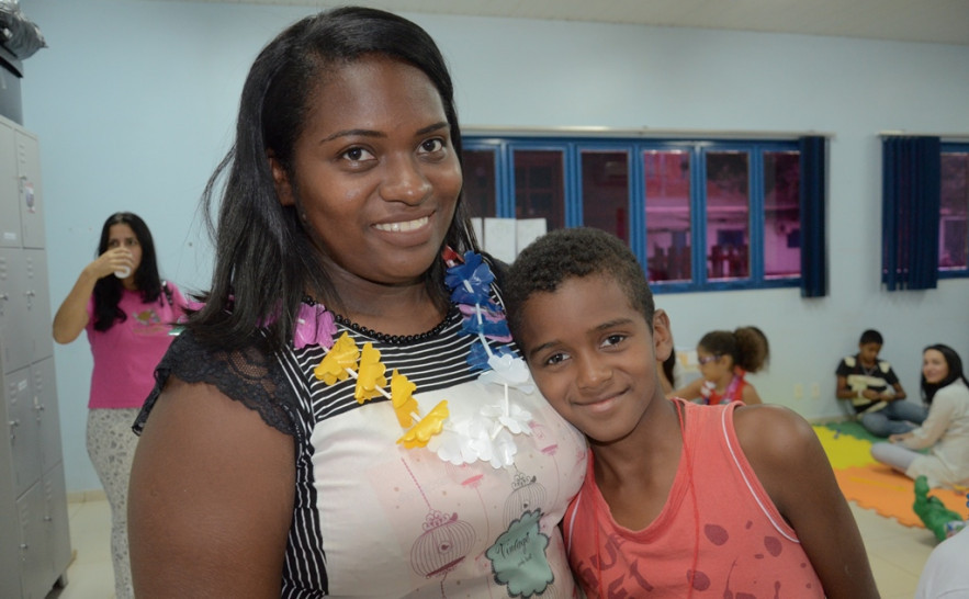 Maria Aparecida não se aguenta de felicidade pelo filho que vai ser operado - Josy Karla.JPG