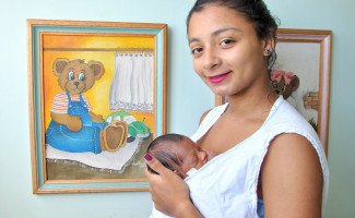 Método canguru beneficia mães e bebês prematuros internados no Hospital e Maternidade Dona Regina