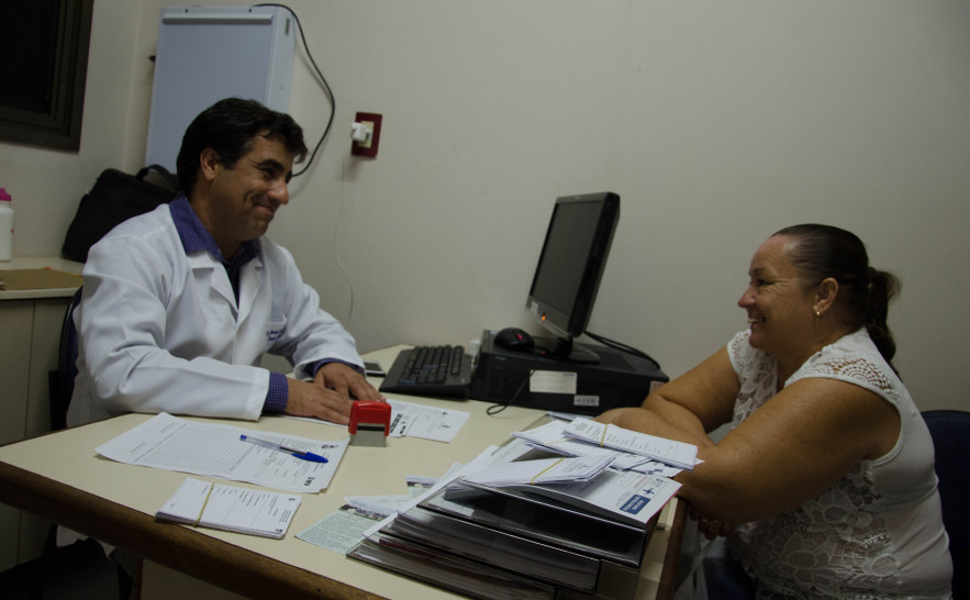 Juntamente com o cirurgião plástico Giovanni, Maria Natalina comemora atendimento recebido no HGP.jpg