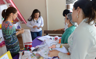 Mães de crianças internadas no Hospital Infantil de Palmas confeccionam e comercializam artesanato