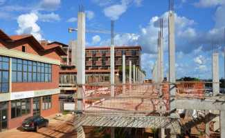 Governador visita obras do Hospital Geral de Palmas e vistoria Estoque Regulador do Estado nesta terça