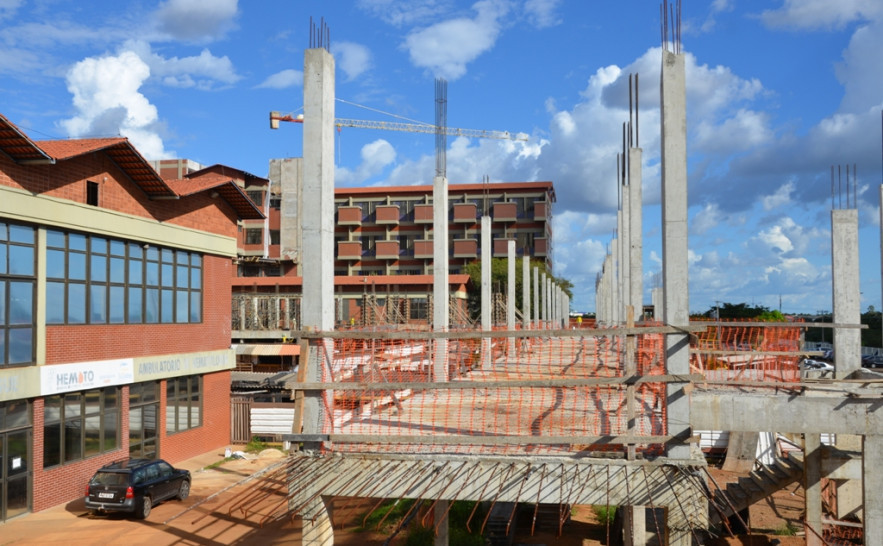 Governador visita obras e verifica estoque que atende aos hospitais - Valdo França (1).JPG
