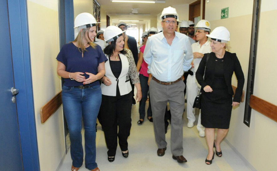 Marcelo Miranda vistoriou o andamento das obras do 3° piso do Hospital Geral de Palmas (HGP) que, após finalizado, disponibilizará 96 novos leitos para atender a população.jpg