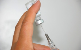 HPV: Municípios com estoques devem oferecer vacinação a homens e mulheres entre 15 e 26 anos