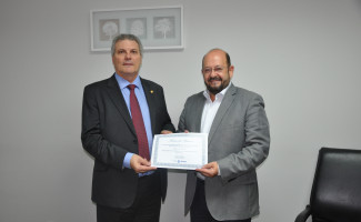 Saúde entrega moção de agradecimento a superintendente do Banco do Brasil