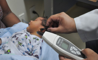 Secretaria da Saúde adquire equipamento de ponta e retoma os Testes de Orelhinha no Hospital Dona Regina
