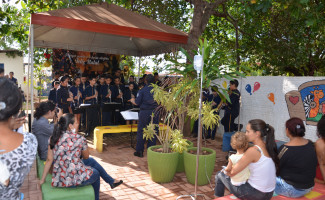 Crianças internadas no HIP recebem músicas e presentes natalinos