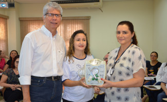 Dona Regina recebe doação de Baby Puff, aparelho utilizado para reanimação de recém-nascidos