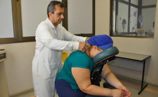 HGP comemora Dia do Auxiliar de Serviços Gerais com massagens relaxantes