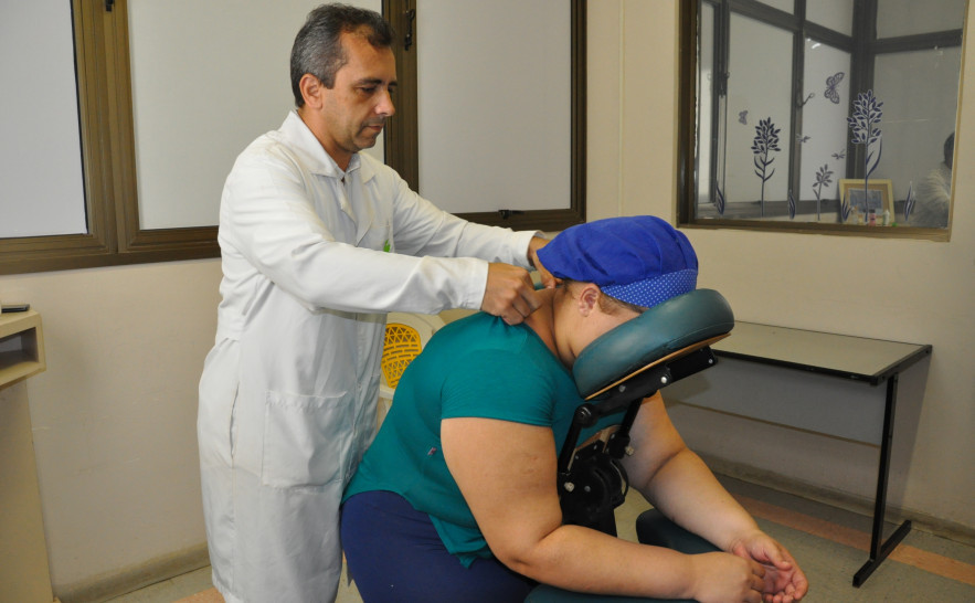 HGP em parceria com a ong Ecoana promove massagens no Dia do Auxiliar de Serviços Gerais