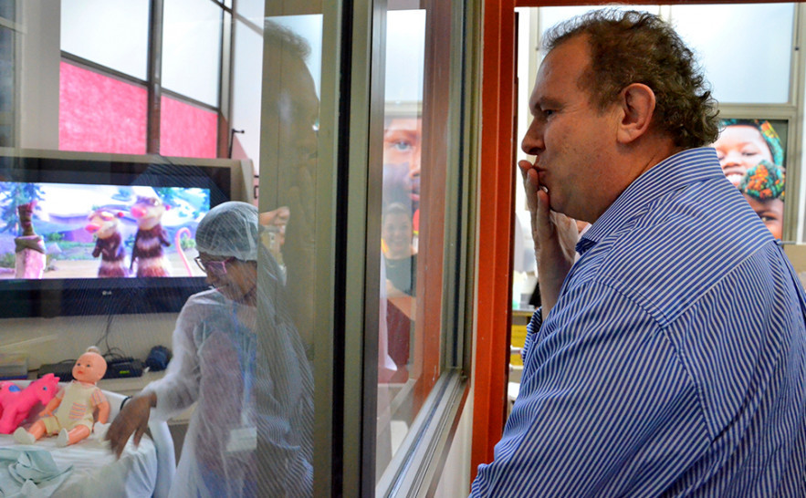 O governador visitou as Unidades de Terapia Intensiva (UTI) adulta e Pediátrica, o Centro Cirúrgico, Sala de Tomada de Decisões e enfermarias, entre outros setores do HGP