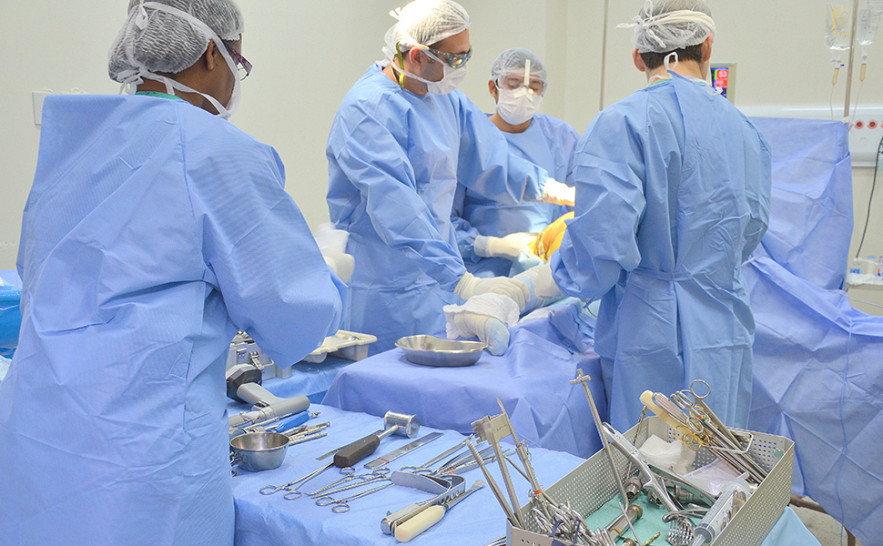 Um mutirão de procedimentos cirúrgicos eletivos realizados nas unidades hospitalares geridas pelo Executivo Estadual, nos sábados, domingos, feriados e dias de ponto facultativo, somaram quase 3.600 cirurgias 