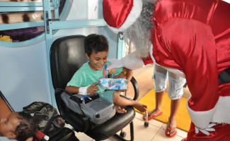 Pacientes do Hospital Infantil de Palmas recebem visita do Papai Noel