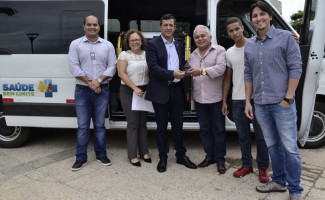 Centro de Reabilitação de Colinas recebe micro-ônibus do Governo do Estado