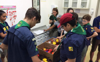 Grupo de Escoteiros faz doação de frascos de vidro para Banco de Leite do HMDR