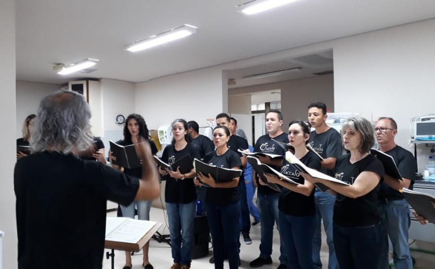 O coral Staccato da Escola Livre de Música de Palmas levam alegria aos corredores do hospital.