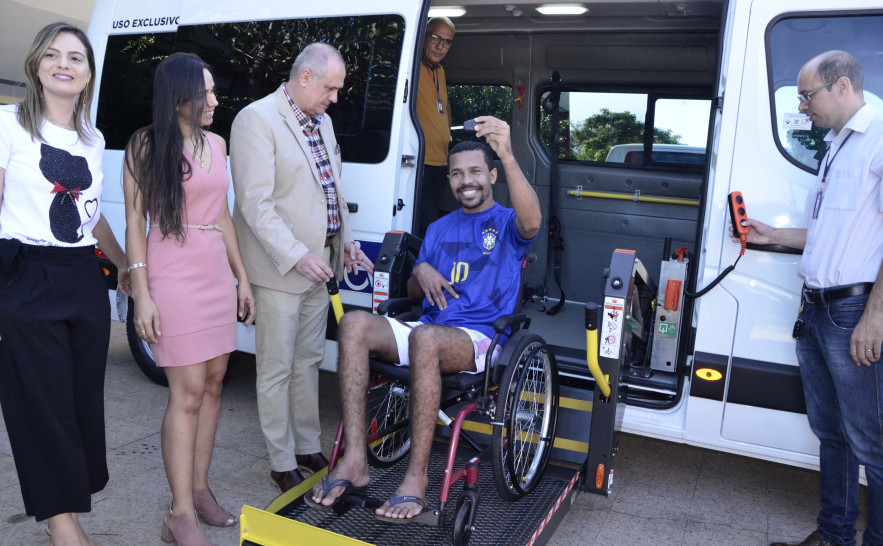 O CER de Palmas foi contemplado com a entrega de um micro-ônibus todo adaptado para ser utilizado nas ações e transporte de pacientes e usuários do serviço de reabilitação