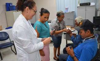 Pacientes do HGP voltam a falar com ajuda da laringe eletrônica