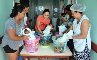 Bebês do Método Canguru da Maternidade Dona Regina recebem banho de ofurô