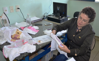 Mães com bebês no Método Canguru recebem terapia ocupacional