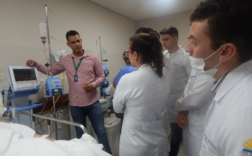Os alunos puderam ver na prática como funciona todo o processo de ventilação durante a assistência ao paciente na UCI