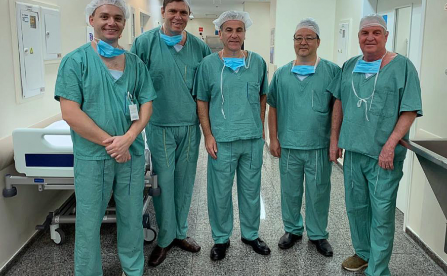 Equipe de cirurgiões  participando de procedimentos cirúrgicos.