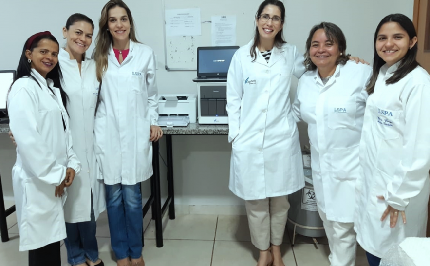 Para a utilização do equipamento, uma equipe de biomédicos e farmacêuticos bioquímicos recebeu capacitação do sistema GeneXpert