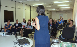 Lacen realiza semana do Outubro Rosa aos servidores