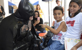 Batman faz a alegria de pacientes no HGP e HIP