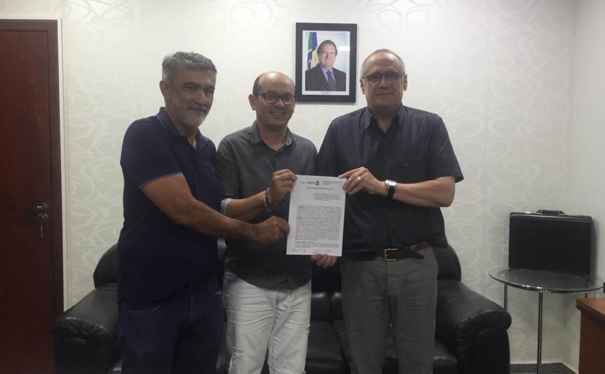 Assinatura aconteceu na tarde desta quarta-feira, 29, no gabinete do secretário, na SES