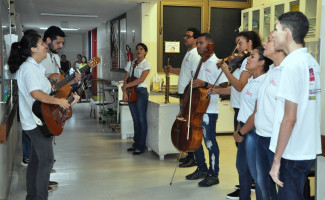 Grupo de música emociona pacientes do HGP